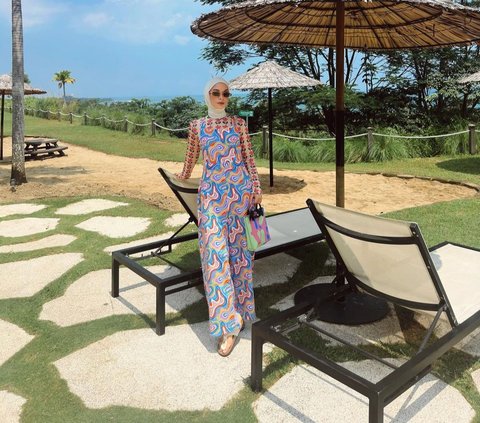 Colorful Style Inspiration at the Beach ala Tantri Namirah