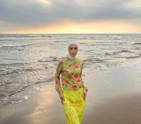Colorful Style Inspiration at the Beach ala Tantri Namirah