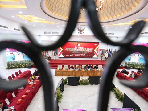(dari kiri), Anggota KPU RI Betty Epsilon Idroos, Mochammad Afifuddin, Idham Holik saat menggelar uji publik rancangan PKPU di Gedung KPU RI, Jakarta, Selasa (23/4/2024). Komisi Pemilihan Umum menggelar uji publik Peraturan KPU tentang penyusunan daftar pemilih dalam penyelenggaraan Pilkada serentak 2024 tentang pencalonan Gubernur dan Wakil Gubernur, Bupati dan Wakil Bupati, serta Wali Kota dan Wakil Wali Kota.