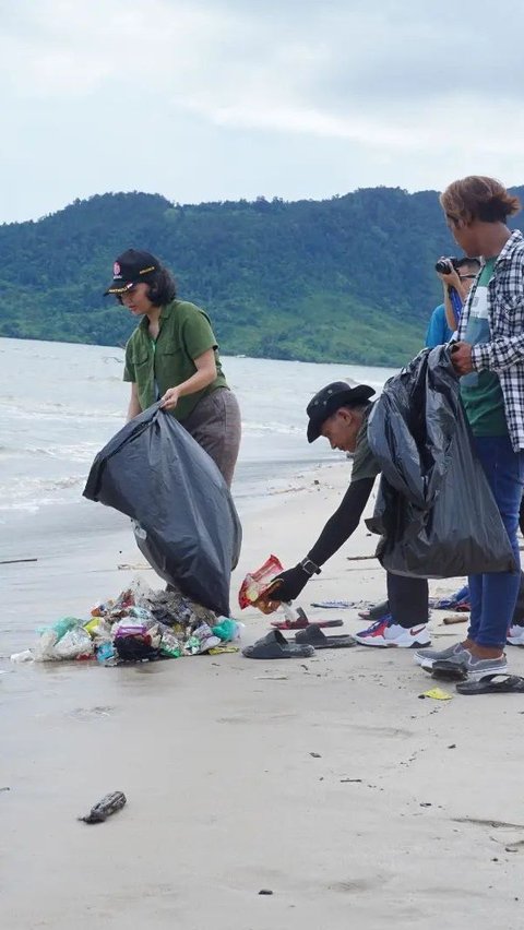 Gerakan Anti Sampah Plastik, Anak Muda di Tapanuli Tengah Ikut Aksi Bersih-Bersih pada Hari Bumi<br>