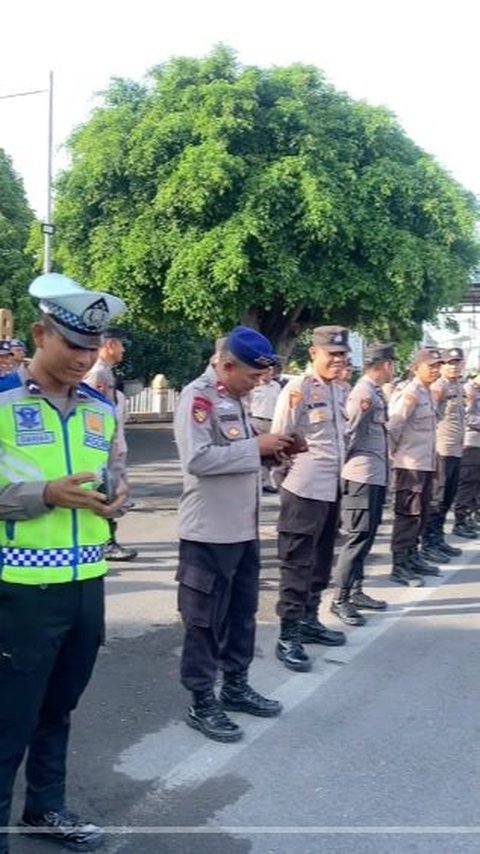 Momen Komandan Panggil Anggota Polisi yang Dompetnya Kosong, Ternyata Lakukan Hal Tak Terduga<br>