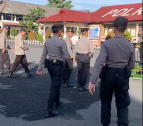 Momen Komandan Panggil Anggota Polisi yang Dompetnya Kosong, Ternyata Lakukan Hal Tak Terduga