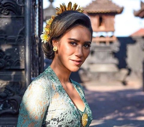 The Charm of 8 Artists Wearing Traditional Balinese Clothing, Luna Maya Stuns