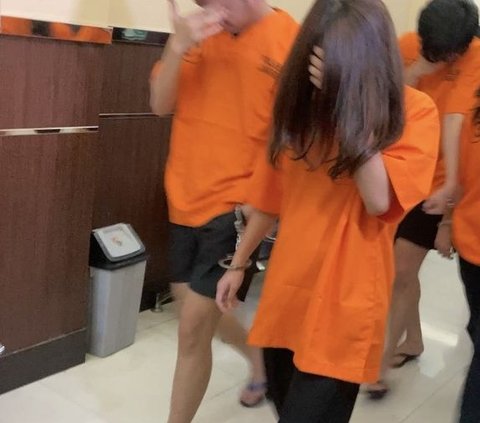 Wearing Orange Clothes and Hair Covered, 8 Photos of Chandrika Chika as a Suspect in Drug Case