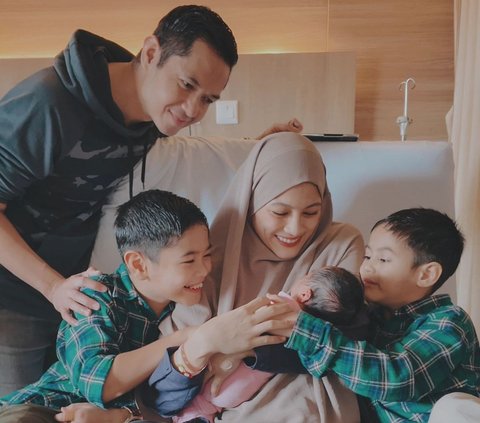 Momen Bahagia Rendra dan Malik Putra Alyssa Soebandono Sambut Kehadiran Baby Lia, Adik Perempuan Mereka yang Baru Lahir