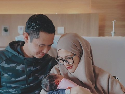 Momen Bahagia Rendra dan Malik Putra Alyssa Soebandono Sambut Kehadiran Baby Lia, Adik Perempuan Mereka yang Baru Lahir