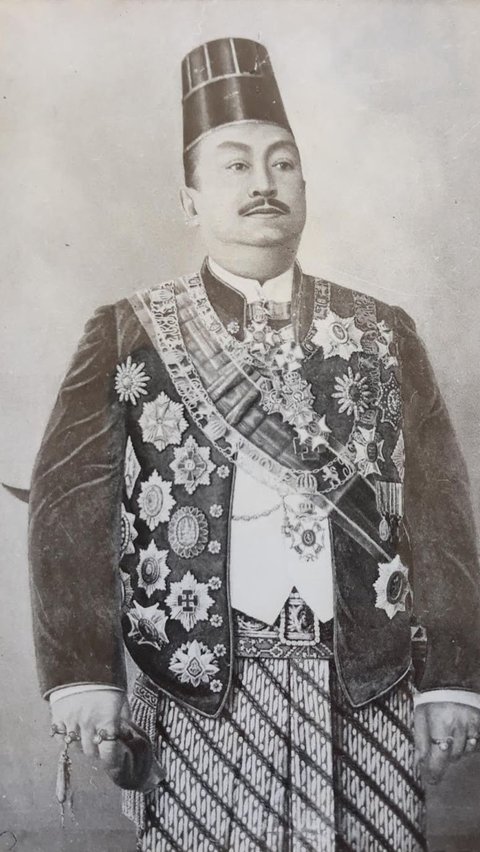 Raja Pakubuwana X bertahta sejak 1893 – 1939.
