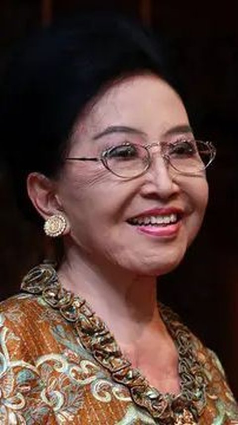 Mooryati Soedibyo tercatat sebagai peraih gelar doktor tertua di Indonesia. 