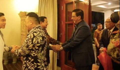 Prabowo Subianto dan Gibran Rakabuming Raka nampak menyambut tim hukumnya secara langsung di depan pintu rumahnya. <br>