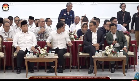 Sementara Prabowo tampak hanya mendengar obrolan Anies dan Gibran sambil mengangguk. <br>