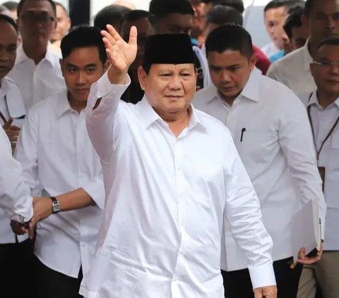 FOTO: Kekompakan Prabowo-Gibran Berkemeja Putih-Putih Turun dari Mobil Mewah Setiba di Gedung KPU