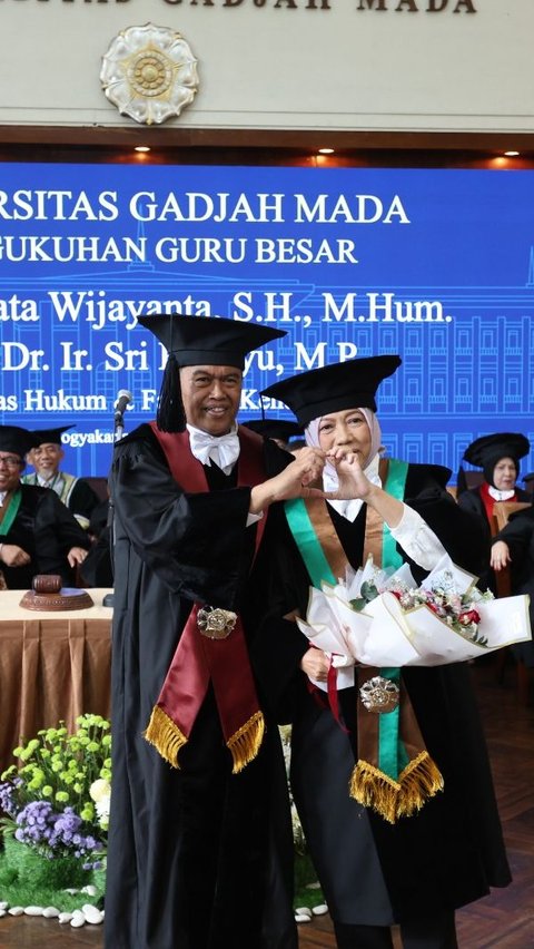 Romantis, Momen Sepasang Suami Istri Bersama-sama Dikukuhkan jadi Guru Besar UGM