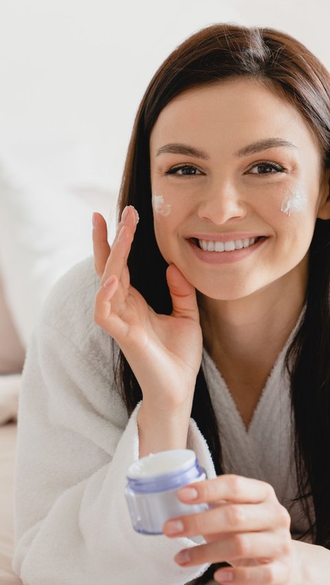 15 Rekomendasi Moisturizer untuk Kulit Kering yang Bisa Bikin Kulit Lebih Lembab dan Glowing<br>