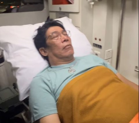 6 Potraits of Parto Patrio Riding in an Ambulance with Closed Eyes, His Condition Raises Concern