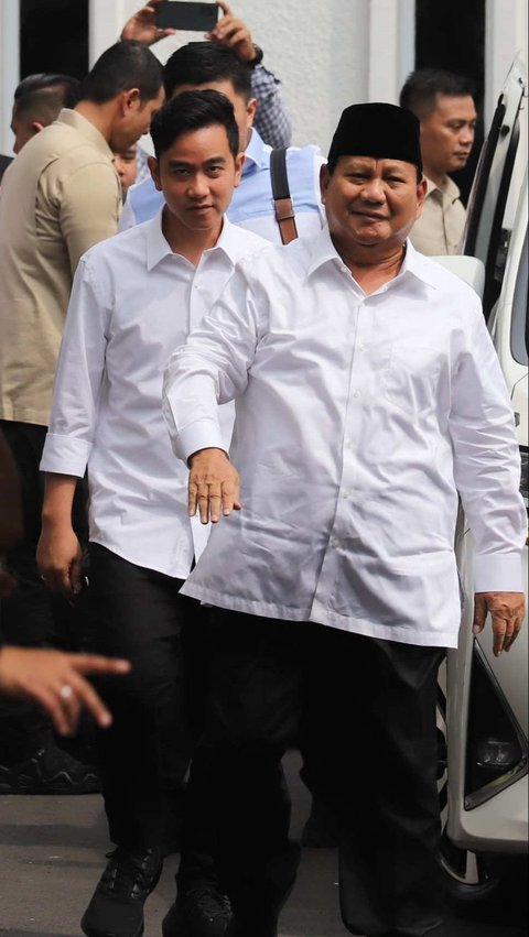 FOTO: Momen Prabowo-Gibran Akrab Bercanda Bareng Anies sampai HP Jatuh, Sikap Cak Imin jadi Sorotan<br>