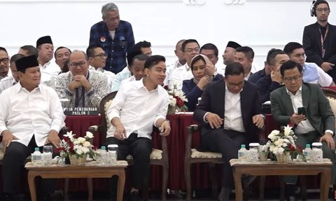 FOTO: Momen Prabowo-Gibran Akrab Bercanda Bareng Anies sampai HP Jatuh, Sikap Cak Imin jadi Sorotan