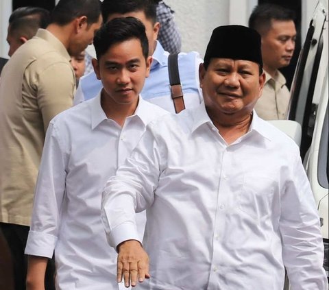 FOTO: Momen Prabowo-Gibran Akrab Bercanda Bareng Anies sampai HP Jatuh, Sikap Cak Imin jadi Sorotan