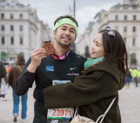 Sensational Video of Nagita Slavina Singing Rungkad in the Streets of London City