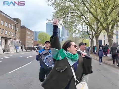 Sensational Video of Nagita Slavina Singing Rungkad in the Streets of London City