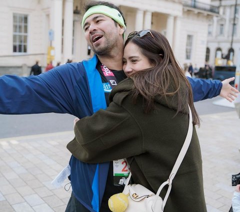 Sensational Video of Nagita Slavina Singing Rungkad in the Streets of London City