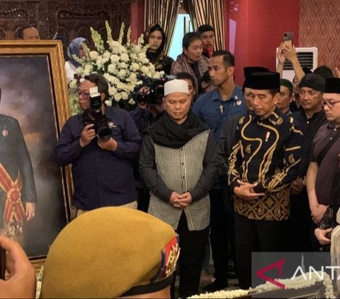Momen Presiden Jokowi Ikut Salatkan Jenazah Mooryati Soedibyo
