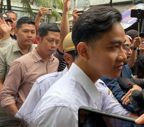 Usai Ditetapkan Jadi Wapres Terpilih, Gibran Langsung Blusukan Bagi-Bagi Susu ke Rusun Muara Baru