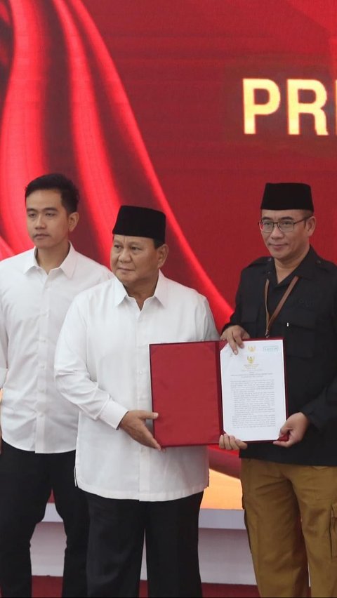 Surat itu diberikan langsung oleh Ketua Komisi Pemilihan Umum (KPU) RI, Hasyim Asy'ari. Foto: Liputan6.com / Angga Yuniar