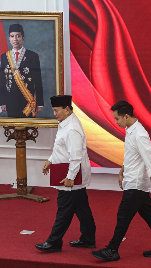 Setelah itu, Prabowo dan Gibran turun dari podium dengan membawa surat penetapan presiden 2024. Foto: Liputan6.com / Angga Yuniar<br>