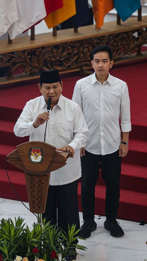Presiden terpilih Prabowo Subianto yang didampingi Wapres terpilih Gibran Rakabuming Raka ketika menyampaikan pidato setelah resmi ditetapkan KPU.