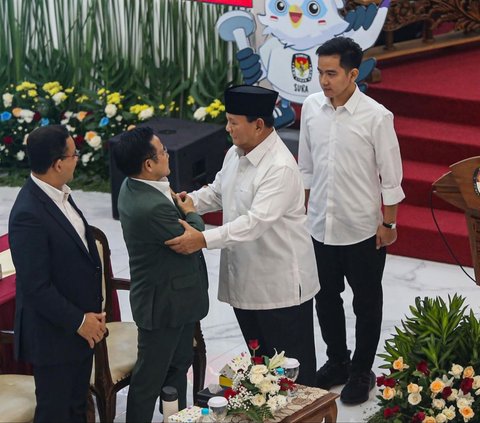 Usai menyampaikan pidato, Prabowo menyalami pasangan nomor urut 01, Anies Baswedan dan Muhaimin Iskandar. Ada momen Prabowo menggoyang tubuh Anies hingga membuat seisi KPU tertawa.