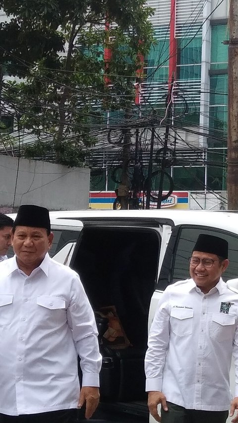 Presiden Terpilih Prabowo Rangkul Hangat Cak Imin di Kantor PKB <br>