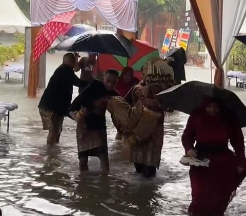 Touching! Wedding in Aceh Takes Place in the Middle of a Flood, Bride and Groom Forced to Be Carried to the Wedding Stage