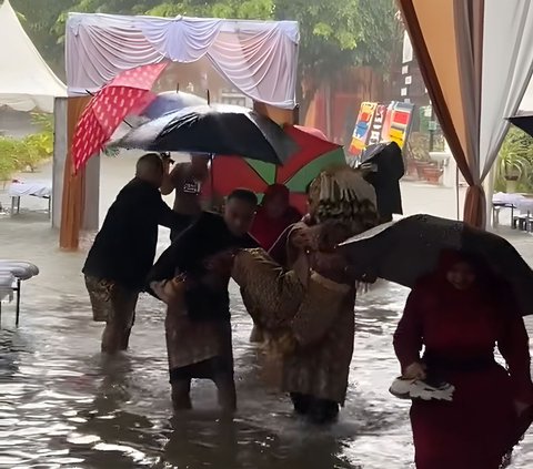 Touching! Wedding in Aceh Takes Place in the Middle of a Flood, Bride and Groom Forced to Be Carried to the Wedding Stage