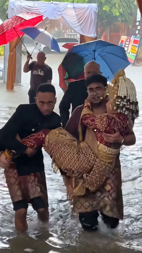 Bikin Terharu! Pernikahan di Aceh Berlangsung di Tengah Banjir, Pengantin Wanita dan Pria Terpaksa Digendong Menuju Pelaminan