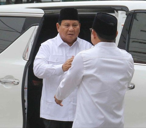 Presiden terpilih periode 2024 hingga 2029 Prabowo Subianto menyambangi kantor DPP PKB, Jakarta, Rabu (24/4/2024). Kedatangan Prabowo usai ditetapkan sebagai presiden terpilih langsung disambut hangat oleh Ketua Umum PKB Muhaimin Iskandar. Foto: Liputan6.com / Herman Zakharia