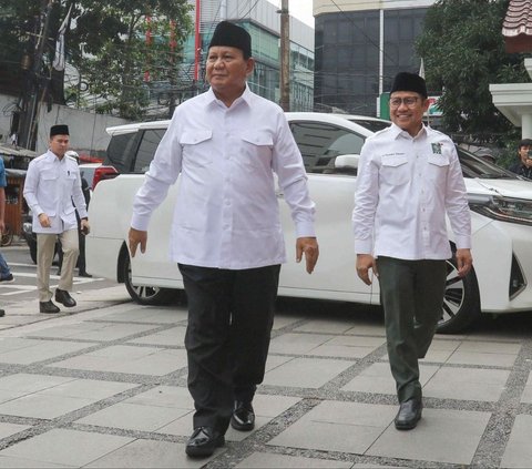 FOTO: Momen Keakraban Prabowo Subianto Disambut Cak Imin di Markas PKB Usai Ditetapkan sebagai Presiden Terpilih 2024