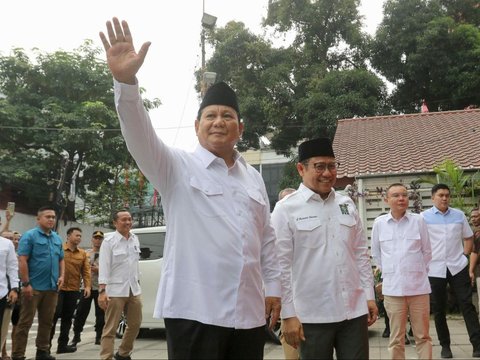 FOTO: Momen Keakraban Prabowo Subianto Disambut Cak Imin di Markas PKB Usai Ditetapkan sebagai Presiden Terpilih 2024