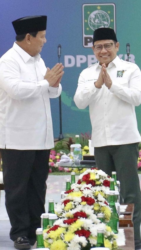 Prabowo pun tiba sekitar 14.00 WIB dengan mengenakan pakaian berwarna putih dan celana dengan peci hitam. Foto: Liputan6.com / Herman Zakharia