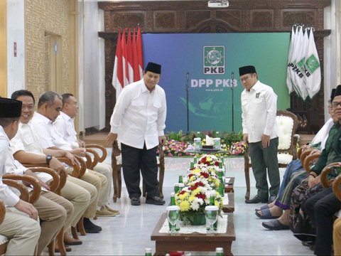 FOTO: Momen Keakraban Prabowo Subianto Disambut Cak Imin di Markas PKB Usai Ditetapkan sebagai Presiden Terpilih 2024