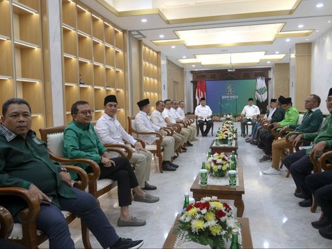 FOTO: Momen Keakraban Prabowo Subianto Disambut Cak Imin di Markas PKB Usai Ditetapkan sebagai Presiden Terpilih 2024