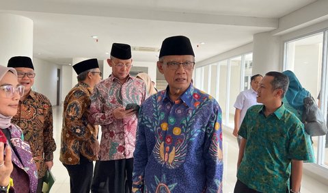 Presiden terpilih juga harus membawa bangsa Indonesia kembali bersatu dalam kemajuan ekonomi dan kestabilan politik.<br>