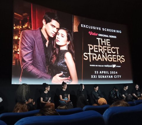 Beby Tsabina Cangung Beradegan Romantis dengan Maxime Bouttier di Series The Perfect Stranger