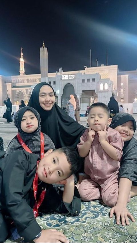 Potret Oki Setiana Dewi saat Berada di Tanah Suci Bersama Keempat Anaknya, Mengaji Bersama di Pelataran Masjid Nabawi