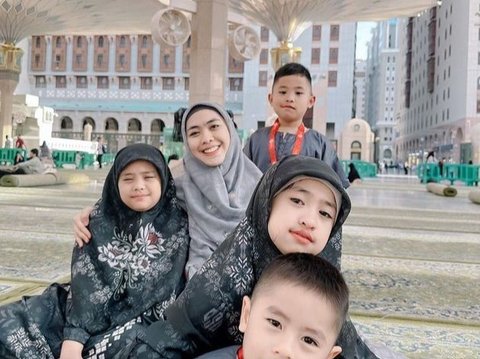 Potret Oki Setiana Dewi saat Berada di Tanah Suci Bersama Keempat Anaknya, Mengaji Bersama di Pelataran Masjid Nabawi