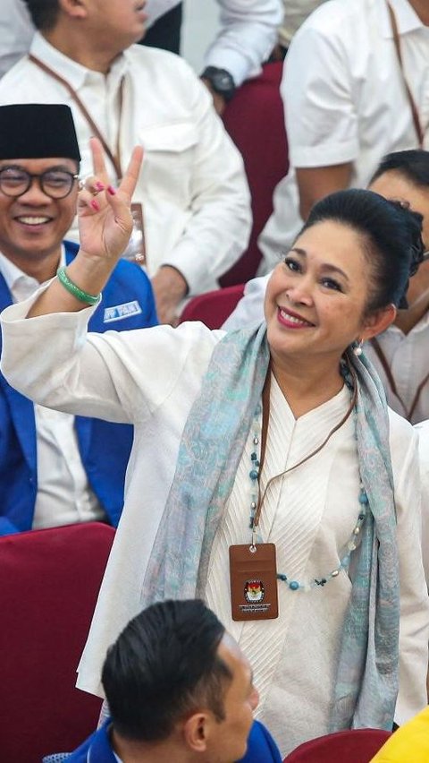 Dengan senyumannya yang terpancar di wajahnya, Titiek Soeharto sempat berpose dengan dua jari. Foto: Liputan6.com / Angga Yunniar