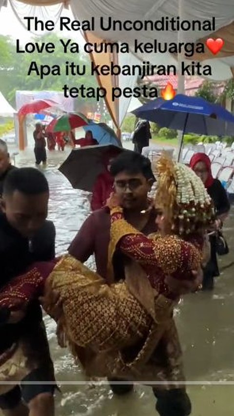 Momen Cinta Tak Bersyarat Saat Tempat Resepsi Pernikahan Kebanjiran, Keluarga Gotong-Royong Gendong Mempelai