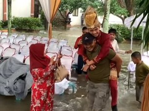 Unconditional Love Moment When Wedding Reception Venue Flooded, Family Carries the Bride and Groom Together