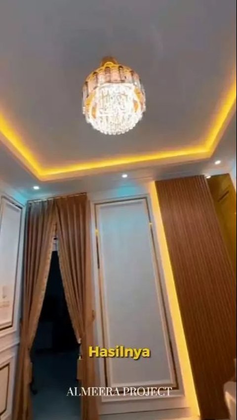 The room becomes more luxurious with the display of luxurious crystal lamps above.