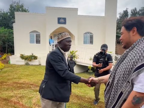 10 Potret Ivan Gunawan Akhirnya Kunjungi Masjid yang Dia Bangun di Uganda, Disambut Masyarakat Disana Bikin Terenyuh
