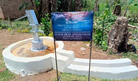 Ivan Gunawan juga membuat sumur air untuk kebutuhan air warga disana. Sumur ini dia dedikasikan untuk sang ibunda tercinta, Erna Gunawan.<br>
